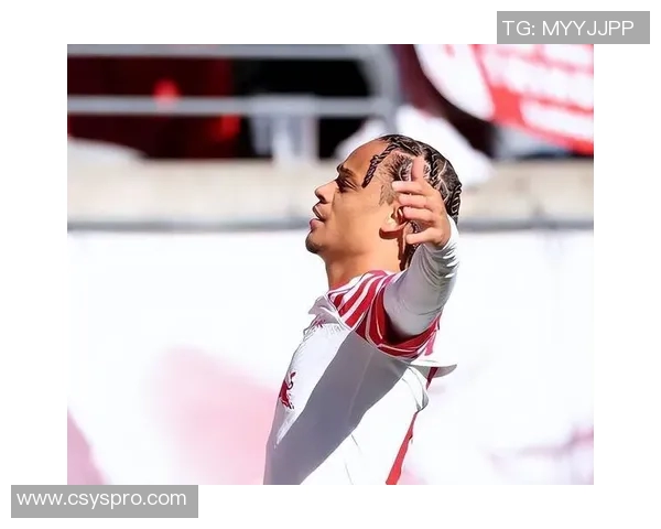 哈维西蒙斯：从新星崛起到足坛未来的璀璨之路