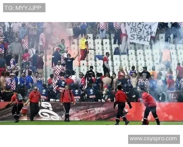 马赛主场欧冠赛后球迷暴力事件升级引发大规模斗殴现场混乱不堪